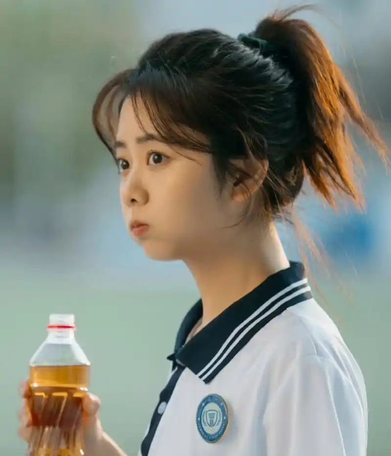 谭松韵分享新戏剧照,她三十多岁还能把校服穿出青春感,这张娃娃脸太