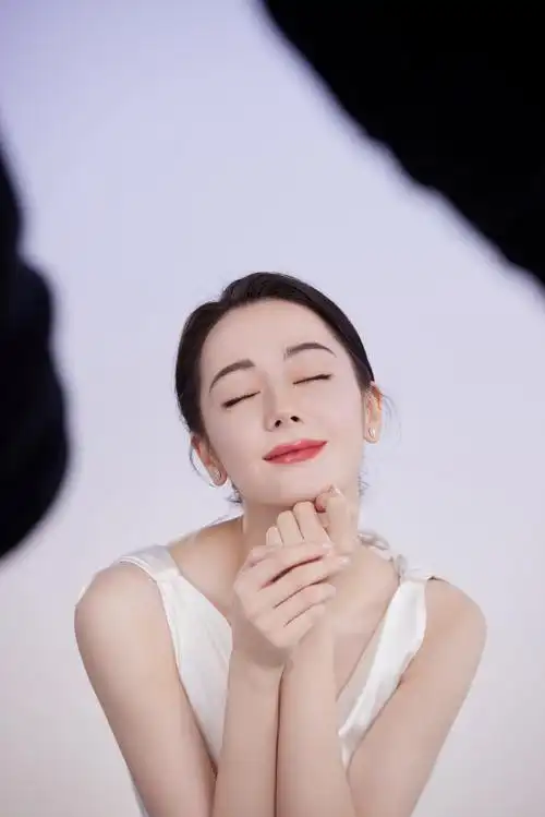 热巴代言半亩花田养白瓶