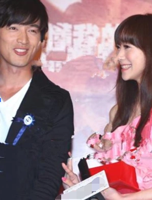 35岁韩雪素颜上节目,被何炅问胡歌是否为理想型,以十个字作答!