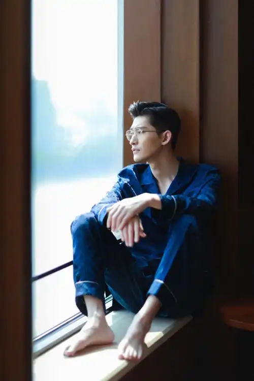 张翰居家蓝色睡衣气质写真39