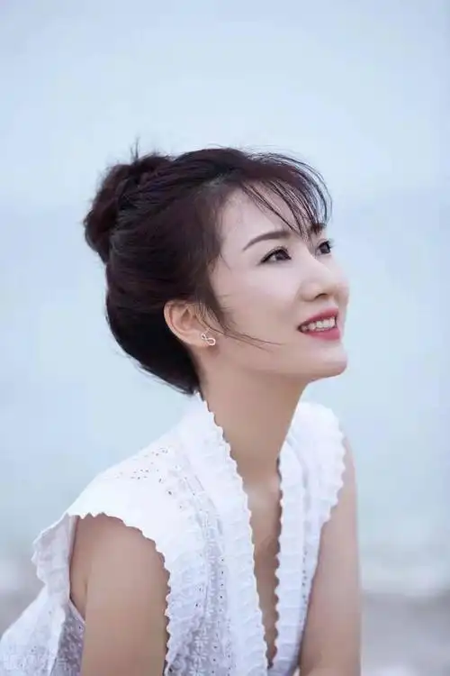 李念这身材,这才是尤物啊!