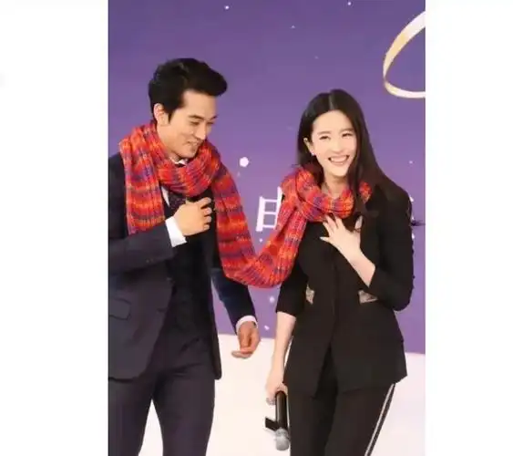 多年前刘亦菲和宋承宪相恋时在某次活动中亲热互动的情景