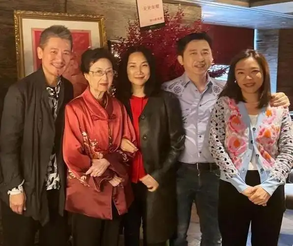 61岁庾澄庆一家六口集合 儿子庾恩利放假 三代同堂 其乐融融