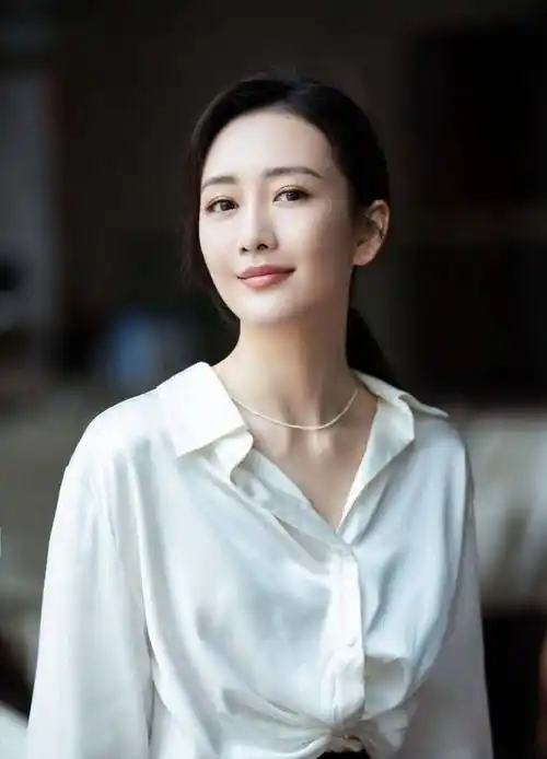 原创王鸥时尚照流出香肩抢镜雪脂大长腿令人羡慕