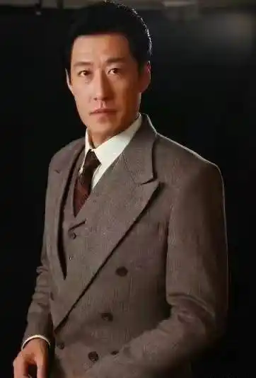 于震:抗日爱国传奇剧专业户,二婚妻子小13岁,生三娃家庭和睦_辛月