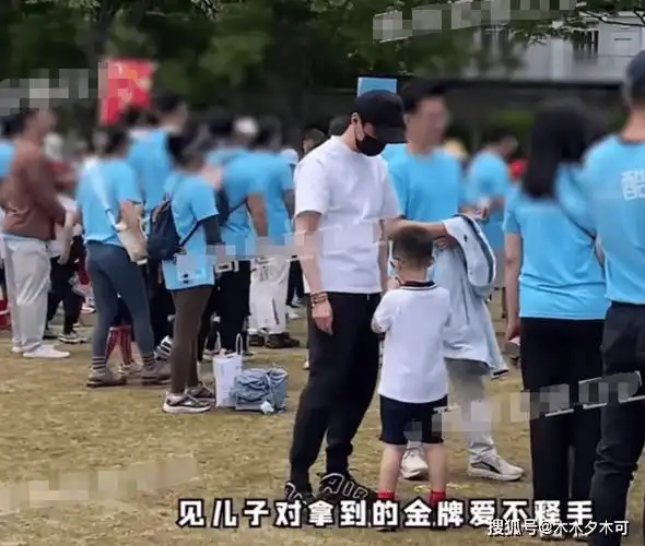冯绍峰带娃参加运动会,5岁儿子正脸曝光,一看就是赵丽颖亲生的