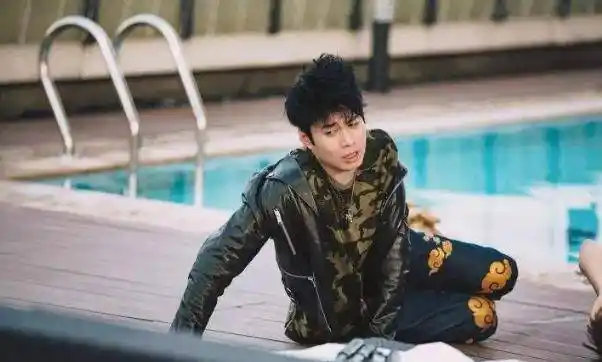 他是最低调独立的富二代,曾给沈腾当配角,如今凭借实力成影帝_艾伦