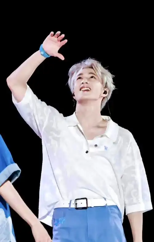 刘耀文演唱会银白发色饭拍#刘耀文演唱会银白发色饭拍阳光明媚的笑容