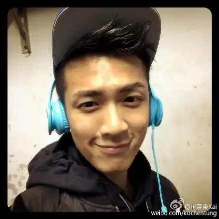 柯震东情人节晒照 笑容灿烂心情赞