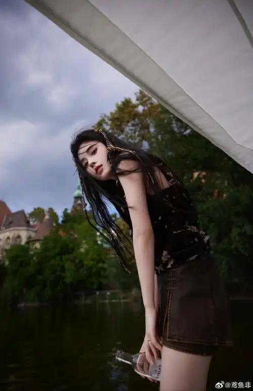 鞠婧祎美拉德风##鞠婧祎半肩毛衣