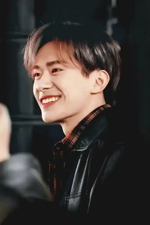 易烊千玺在王传君章宇中选择了导演##易烊千玺嘟嘴好可爱