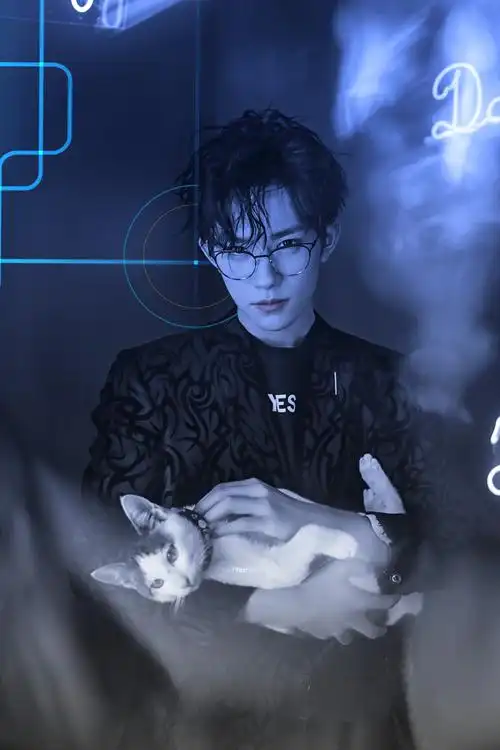 易烊千玺分享181103千玺神仙图走一波眼眸深沉少年润如玉