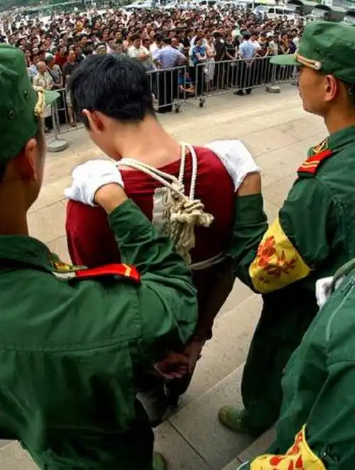 科威特首次公开执行绞刑影像,犯人三秒死亡,场面残忍震撼人心1-度小视