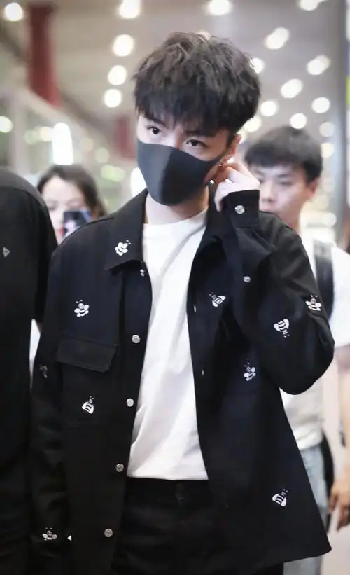 王俊凯机场同款小蜜蜂刺绣黑色牛仔衣服衬衣开衫外套男女情侣潮流