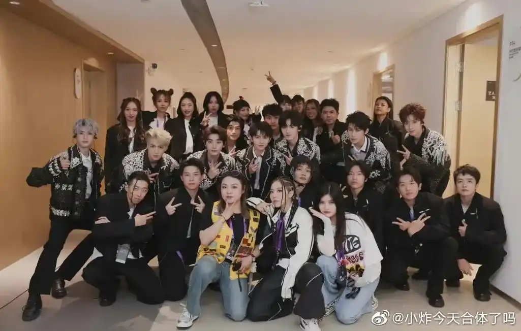 183大帅哥.#时代少年团 #刘耀文 和伴舞dancer的合 - 抖音