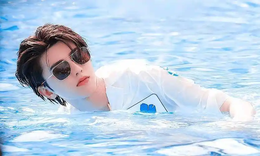 蔡徐坤晒海边团建照,细心帮黄旭熙p掉纹身,顺便给自己辟了个谣_杨颖