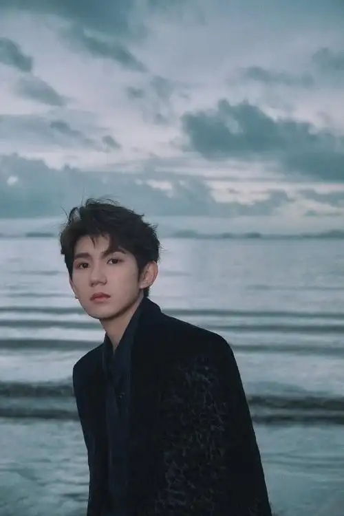 王源印花西装##王源和金鱼合照