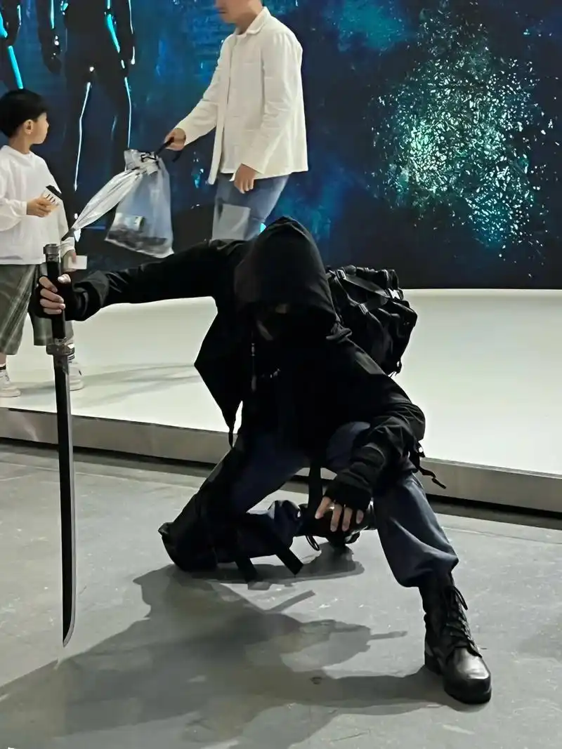 杭州国漫那天的展 这哥真的帅死了#张起灵 #盗墓笔记 #南派 - 抖音