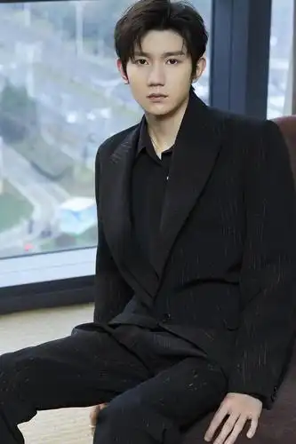 王源roywang工作室 的微博: 王源着黑色西装亮相#微博之夜#,顾盼流转