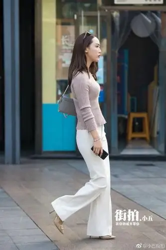 重庆街拍白色阔腿裤搭配高跟鞋ol范十足知性又有气质