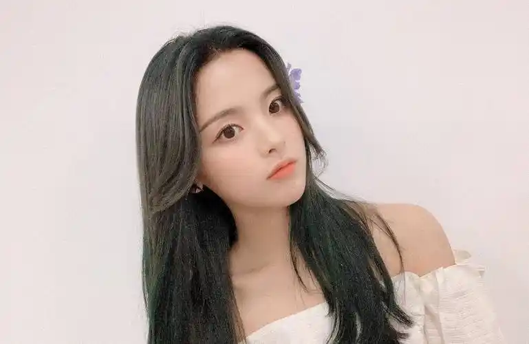 网友曝杨超越卸妆后脸肿眼睛小还有双下巴:我都可以当明星了!