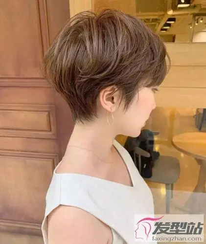 女生短发剃后脖造型 层次感鲜明清爽又利落