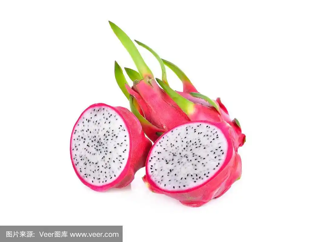 整个和半切的新鲜火龙果在白色背景上