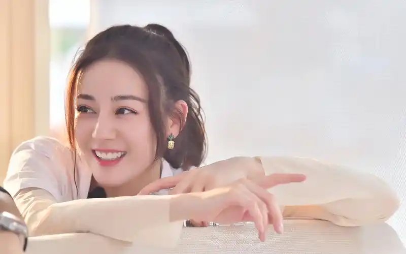 迪丽热巴甜美高清桌面壁纸