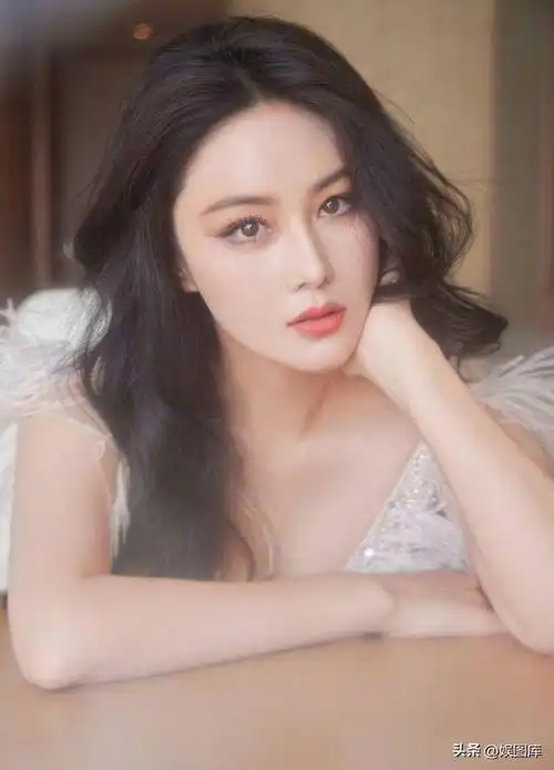 张馨予十年前旧照,一股浓浓的"风尘味",网友:这谁啊?