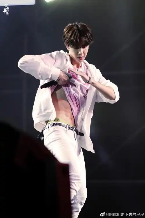 王一博这就是街舞3#快来看啵啵小朋友的腹肌啦,小时候不懂事搓衣板