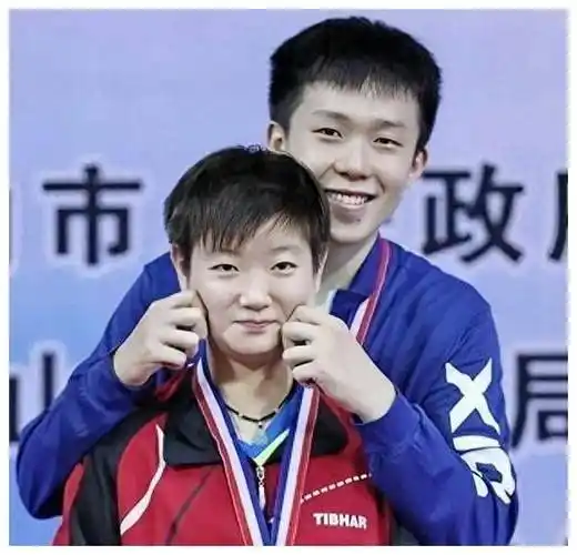 国乒双将孙颖莎王楚钦大战樊振东陈梦护航