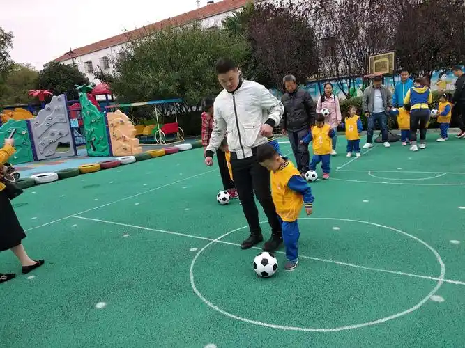 中二班亲子足球游戏