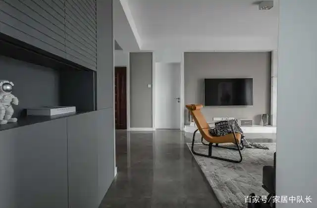 因为全屋都是高级灰的配色,墙壁的灯光就变成了一个光源,就好像黑夜当