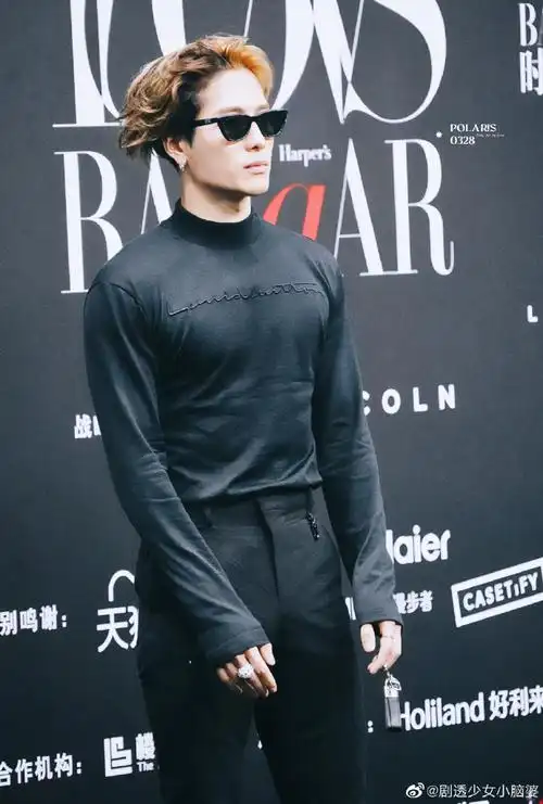 王嘉尔红毯墨镜造型#王嘉尔戴上墨镜真的是霸气十足,时尚感拉满!