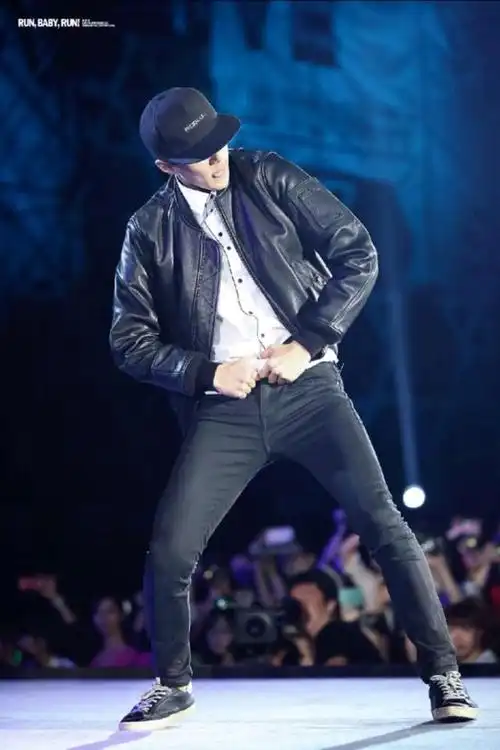 吴世勋时尚帅气十足,魅力十足,霸气侧漏仪表堂堂,眉清目秀!