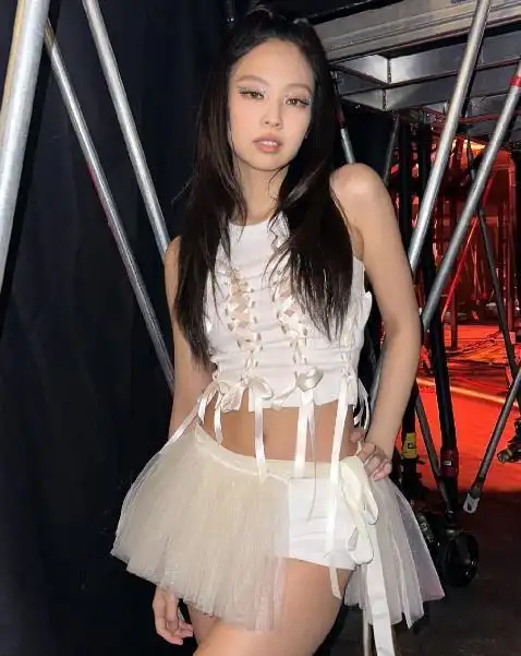 jennie晒美照又甜又辣穿白色小裙好撩人