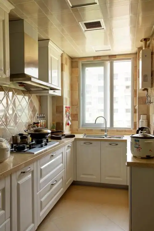 这是厨房~u字型的,采光也很不错的~这是客餐厅的一个效果图~我们可以