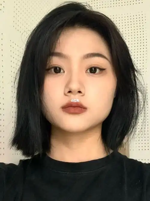 一刀切短发  #女生短发发型 #方脸短发