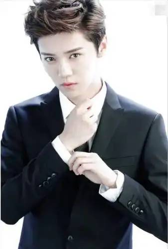 五位穿正装的男艺人,最后一位年龄最小,也是最帅