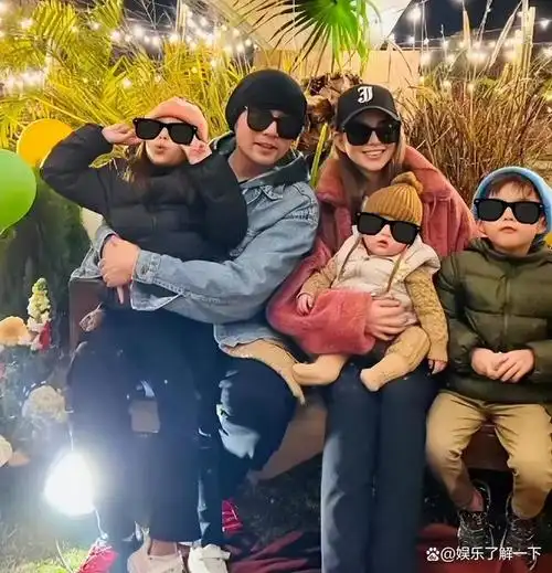 周杰伦晒儿子女儿乘机背影照 画面温馨共赏夕阳