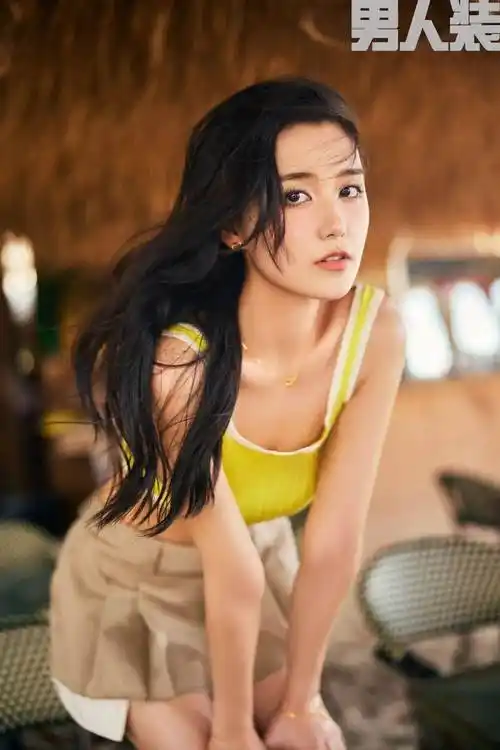 22岁蒋依依《男人装》五月封面,粉红抹身材超短热裙,演绎少女时尚