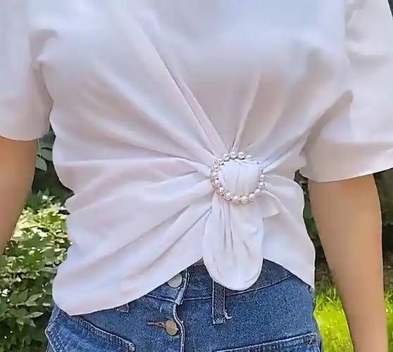 t恤下摆打结的方法还有很多,总体来说是以简洁大方为主,太繁杂的打结