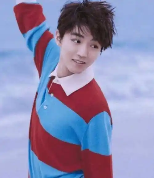 别看王俊凯是99年出生,但是非常的时尚懂事,在《中餐厅》这