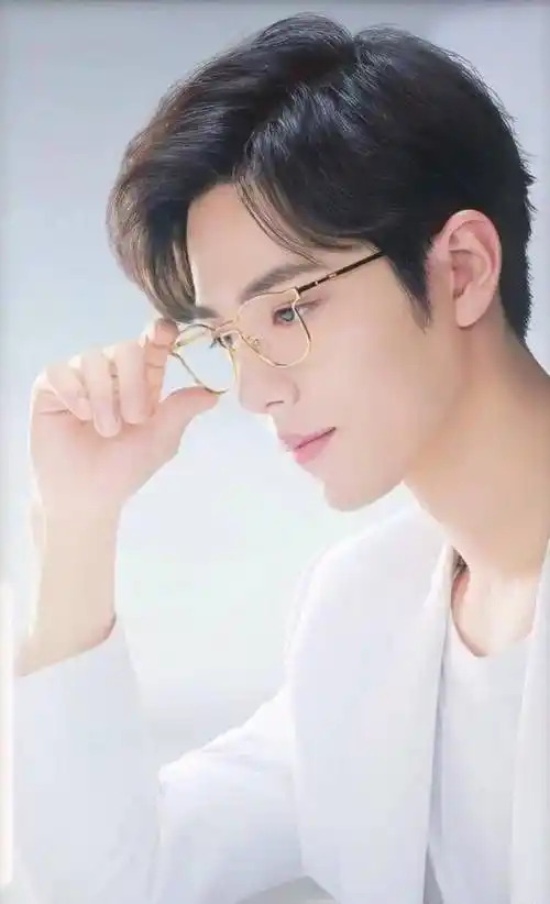 肖站戴眼镜的样子把女人的活色生香演绎的淋漓尽致,男人看都爱_肖战
