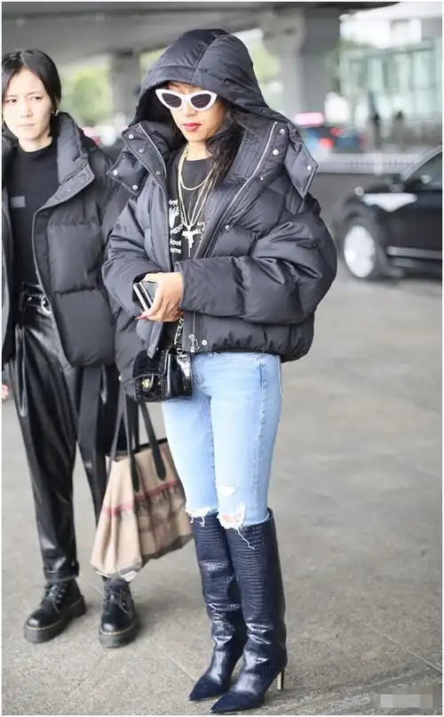 31岁吉克隽逸放飞自我牛仔裤搭配过膝长靴戴猫眼眼镜一言难尽