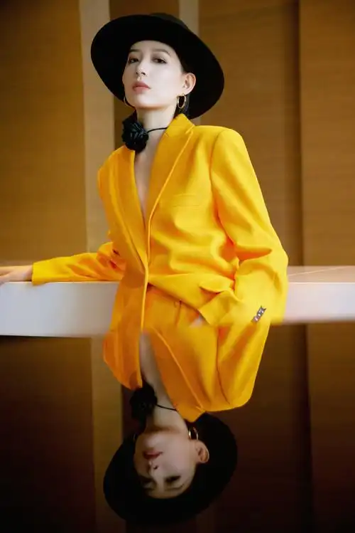 李斯丹妮深v真空西装