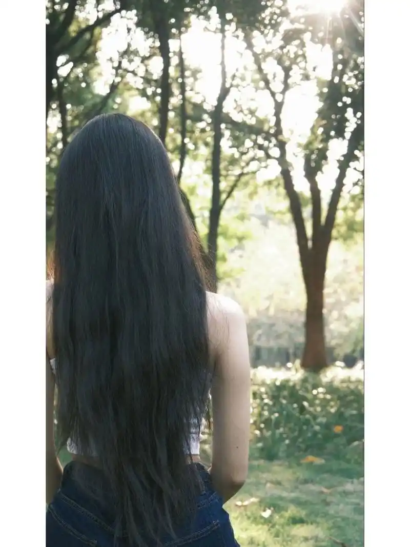 黑长直背影杀|头发真的是越长越少 摄: 摄影师小姐姐第一次拍人就拍的
