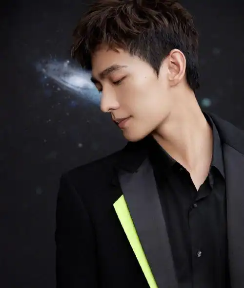 影视男星杨洋时尚写真:英俊潇洒,气质不凡