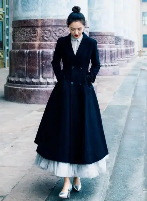 吴倩因太甜上热搜,礼服裙配大衣似油画公主,难怪能当武大校花!