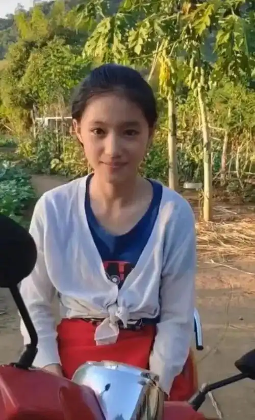 一张笑脸走红,公司出100万签约被拒|网红|马云|范小勤|童年_网易订阅